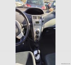 Auto - Toyota yaris 1.3 5p. m-mt navi