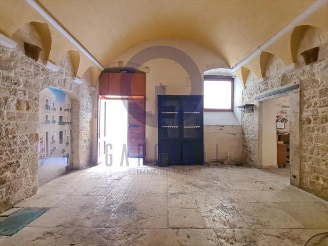 Appartamenti in Vendita - Locale commerciale in affitto a bisceglie centro storico