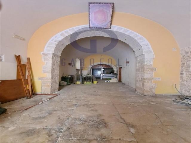 Appartamenti in Vendita - Locale commerciale in affitto a bisceglie centro storico