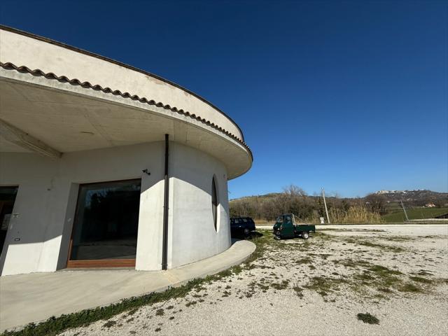 Appartamenti in Vendita - Locale commerciale in affitto a rosciano semicentro