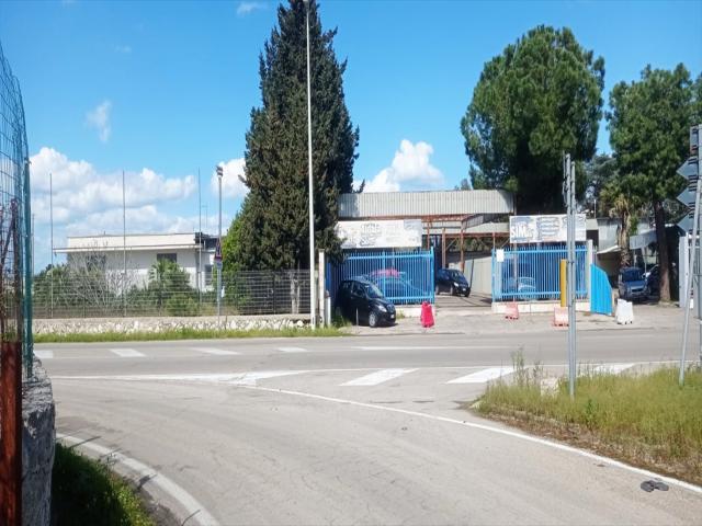 Locale commerciale in vendita a arnesano zona industriale