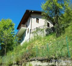 Case - Panoramica villa con due abitazioni e terreno privato