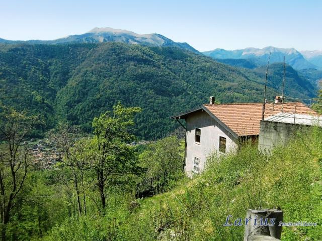 Case - Panoramica villa con due abitazioni e terreno privato