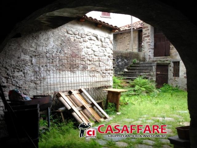 Case - Cortenova - ampia porzione di casa da ristrutturare vendibile frazionata in appartamenti