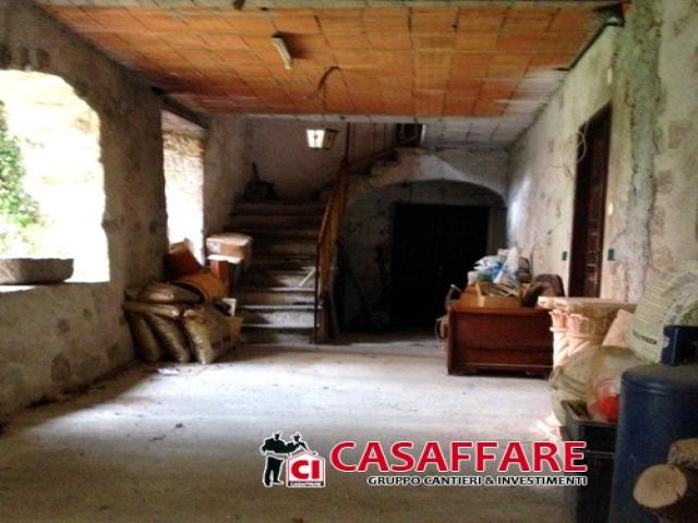 Case - Cortenova - ampia porzione di casa da ristrutturare vendibile frazionata in appartamenti