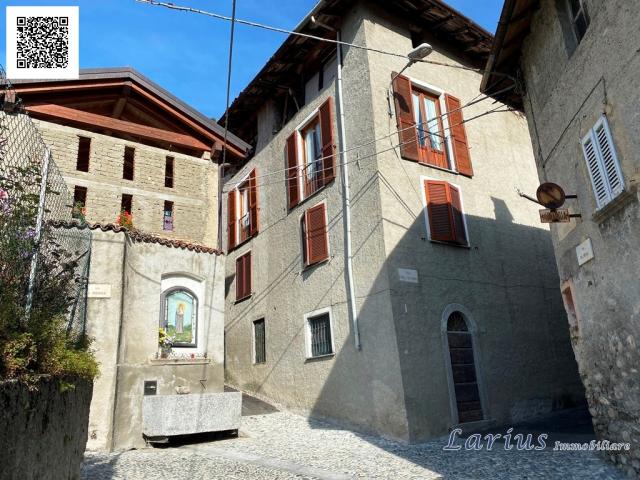 Case - Porzione di casa con terrazzo e solaio